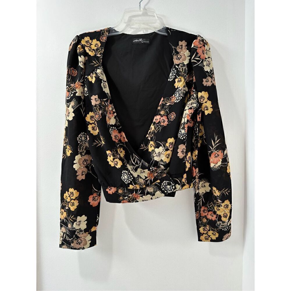 On Twelfth women’s black floral crossover front top size Large. #34-1236